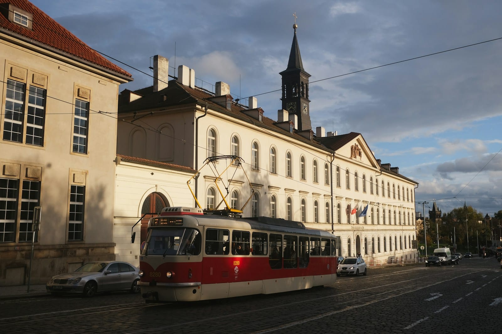 חשמלית חולפת על פני בניינים ברחוב בפראג
