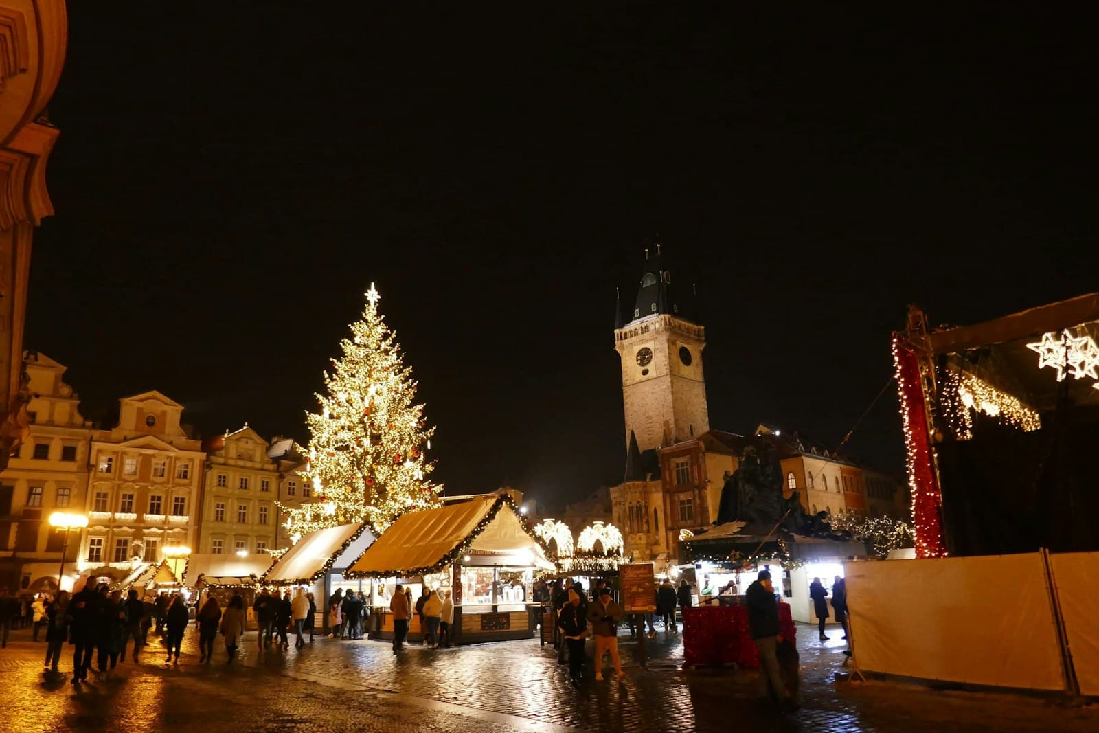 שוק כריסמס עם עץ דקורטיבי בפראג