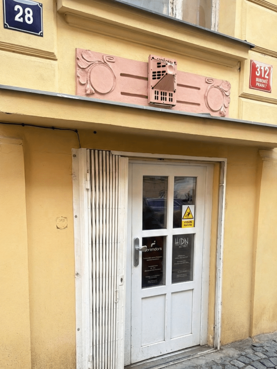 שלט אדום לצד שלט כחול ברחוב בפראג